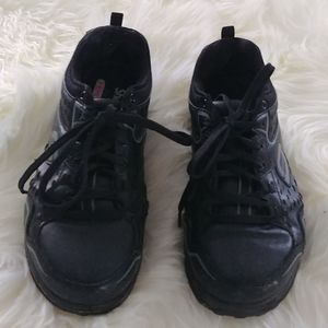 Sketchers black sneakers